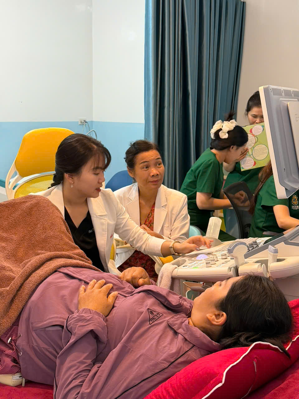 Bác sĩ HAMEC thực hiện siêu âm phụ khoa